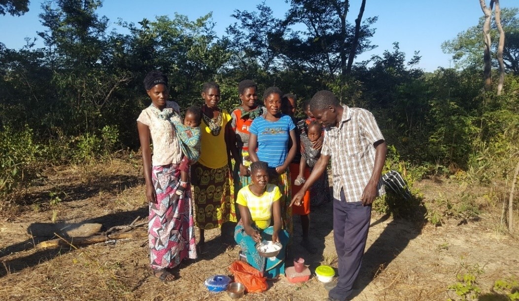 Mothers and CHV preparing for a cooking demo at Kalumeyoyo PHC Mothers and CHV preparing for a cooking demo at Kalumeyoyo PHC