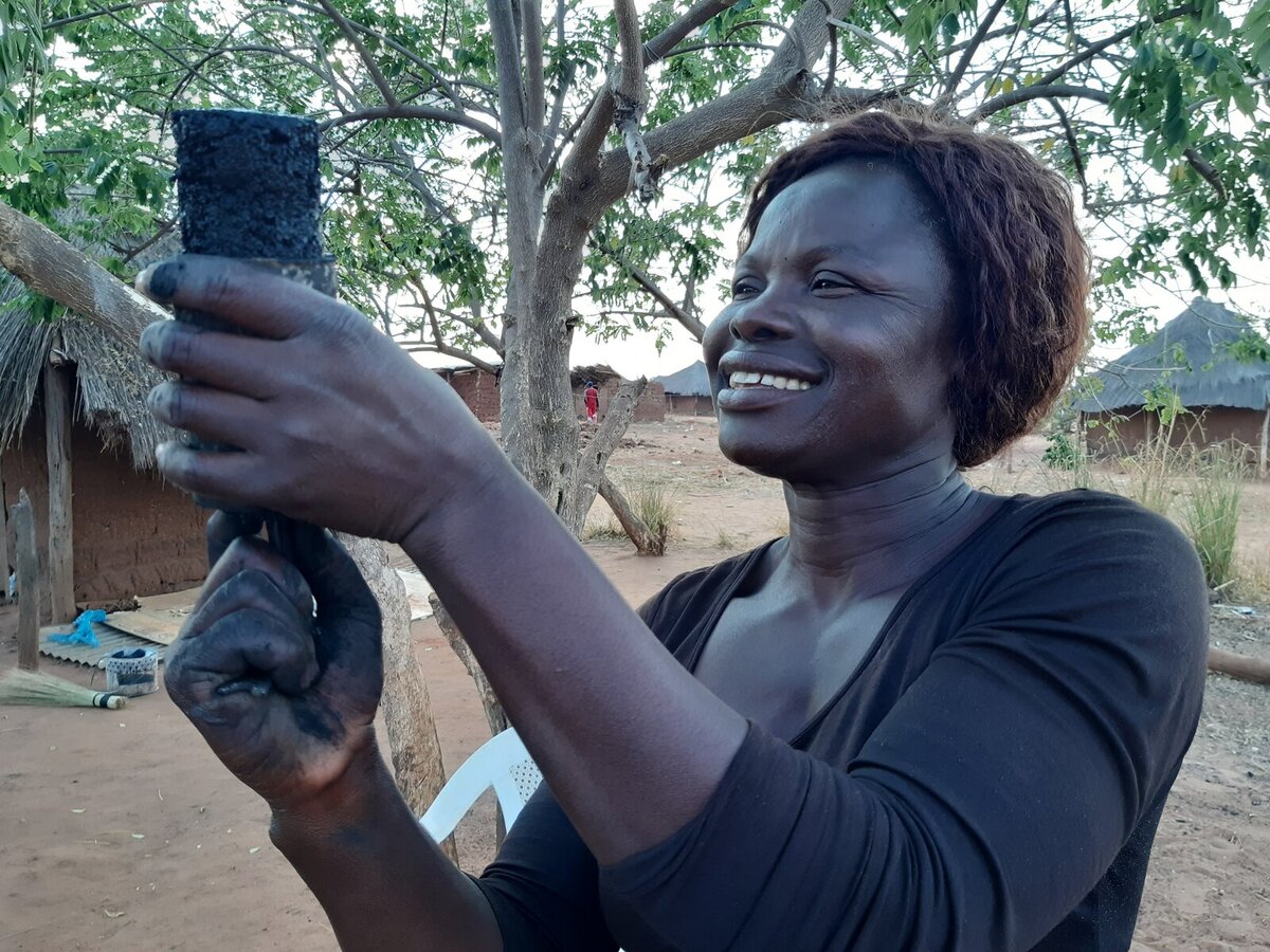 Elizabeth shows us how the green charcoal rolls are molded Elizabeth shows us how the green charcoal rolls are molded